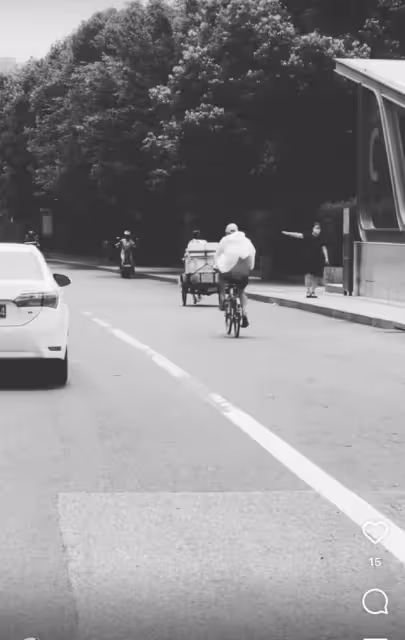張國立39歲兒子罕曬近況,馬路上瘋狂騎共享單車,左顧右盼太危險