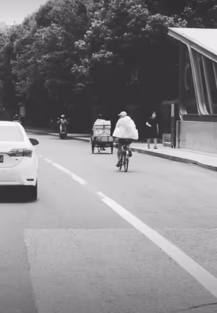 張國立39歲兒子罕曬近況,馬路上瘋狂騎共享單車,左顧右盼太危險