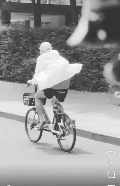 張國立39歲兒子罕曬近況,馬路上瘋狂騎共享單車,左顧右盼太危險