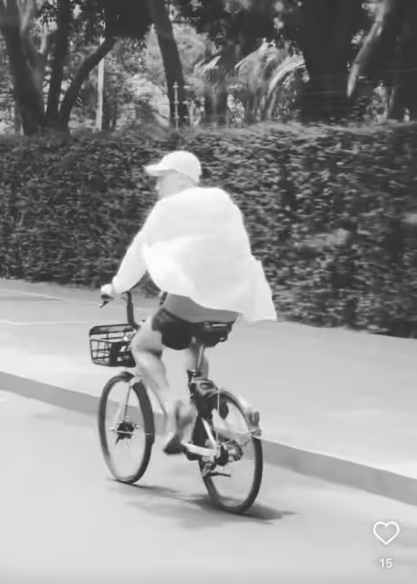 張國立39歲兒子罕曬近況,馬路上瘋狂騎共享單車,左顧右盼太危險