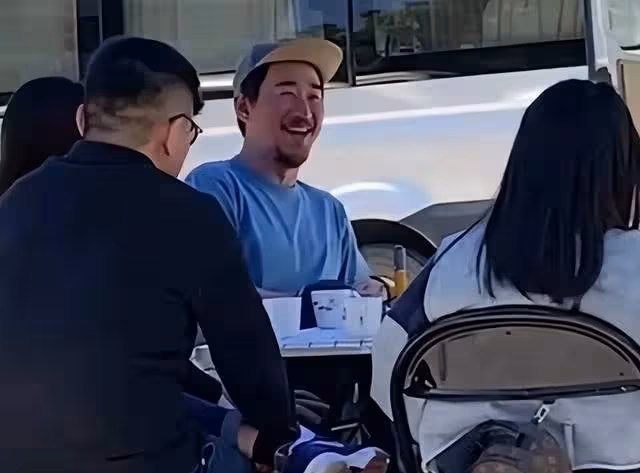 張國立39歲兒子罕曬近況,馬路上瘋狂騎共享單車,左顧右盼太危險