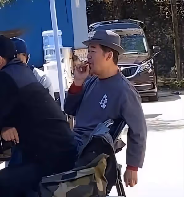 張國立39歲兒子罕曬近況，馬路上瘋狂騎共享單車，左顧右盼太危險