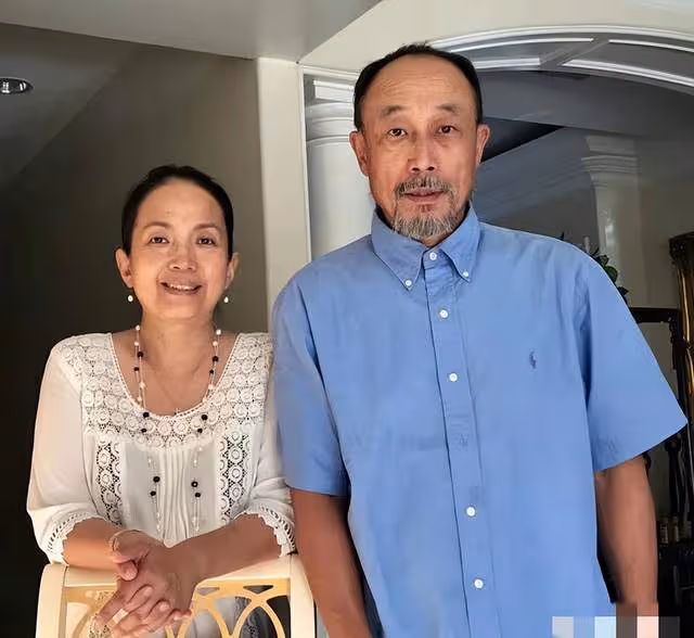 62歲呂麗萍在海外曬近況,看煙花為美國慶生,和三婚老公生活愜意