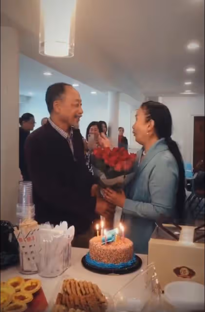 62歲呂麗萍在海外曬近況,看煙花為美國慶生,和三婚老公生活愜意