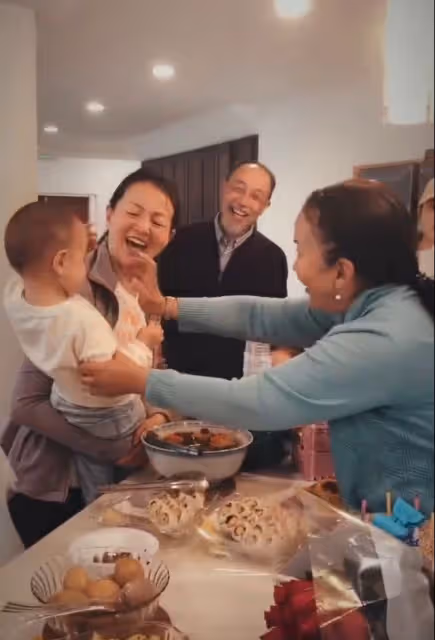 62歲呂麗萍在海外曬近況,看煙花為美國慶生,和三婚老公生活愜意