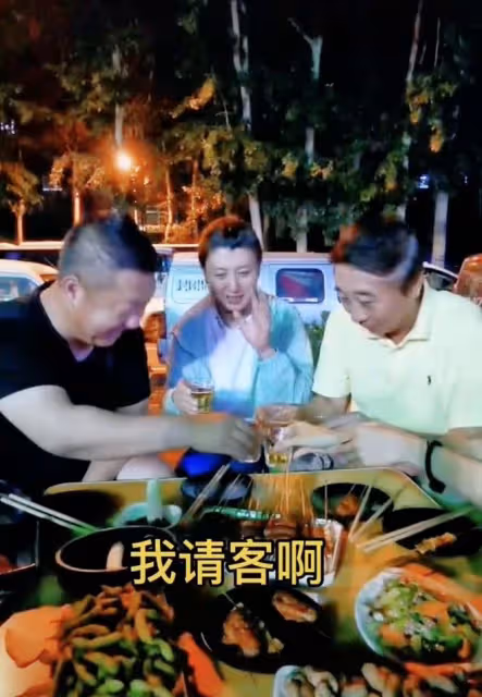 64歲馮鞏在街邊為侄兒慶生!吃路邊攤無人認出,和閆學晶舉杯喝酒