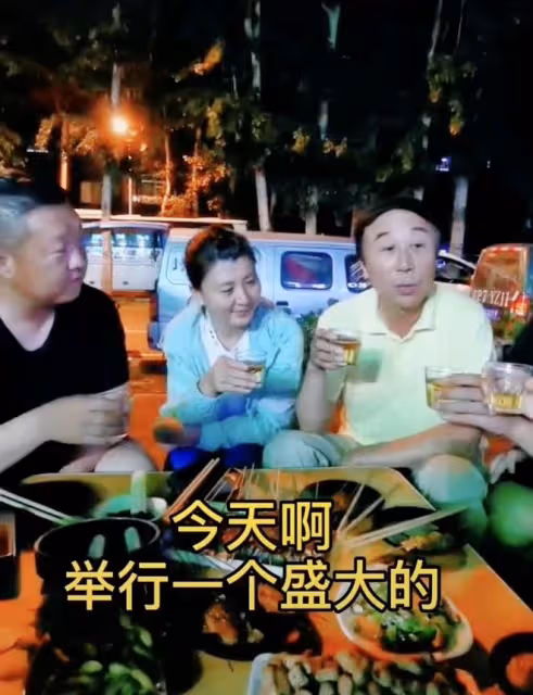 64歲馮鞏在街邊為侄兒慶生!吃路邊攤無人認出,和閆學晶舉杯喝酒