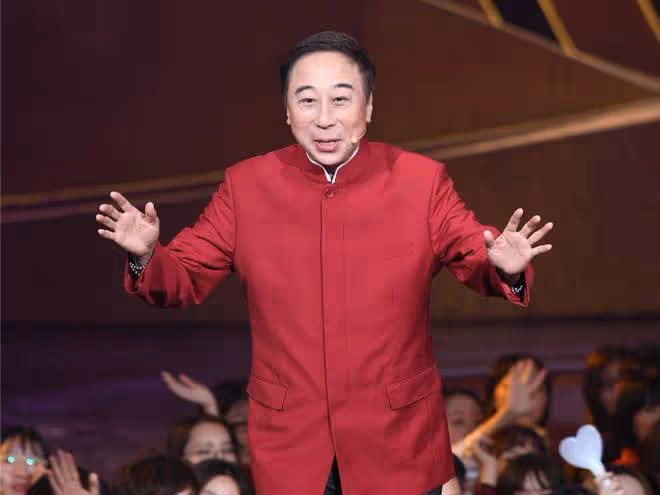 64歲馮鞏在街邊為侄兒慶生!吃路邊攤無人認出,和閆學晶舉杯喝酒