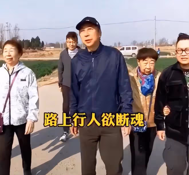 64歲馮鞏在街邊為侄兒慶生!吃路邊攤無人認出,和閆學晶舉杯喝酒