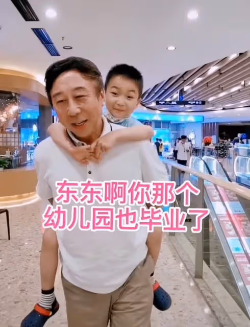 64歲馮鞏在街邊為侄兒慶生!吃路邊攤無人認出,和閆學晶舉杯喝酒