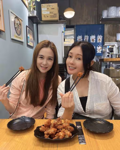 兩代性感女神罕聚首!在小店大吃炸雞,李麗珍素顏不輸小28歲梁茵