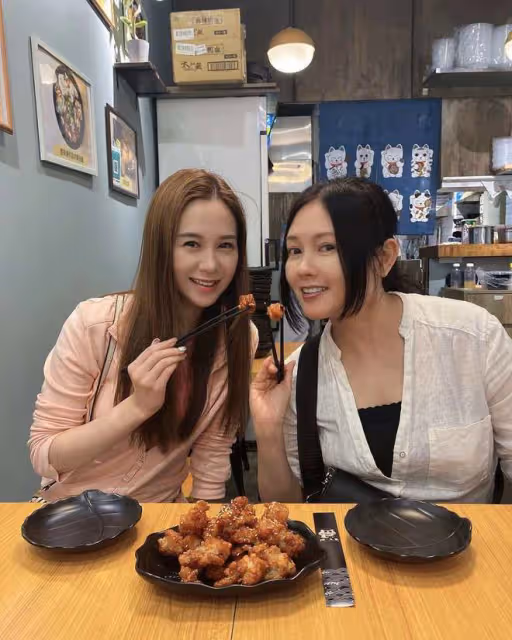 兩代性感女神罕聚首!在小店大吃炸雞,李麗珍素顏不輸小28歲梁茵