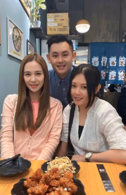 兩代性感女神罕聚首!在小店大吃炸雞,李麗珍素顏不輸小28歲梁茵