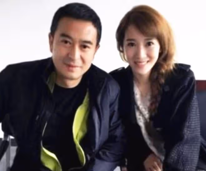 李念參加香港闊太聚會!腰間掛萬元包太時尚,呂良偉妻子大秀身材