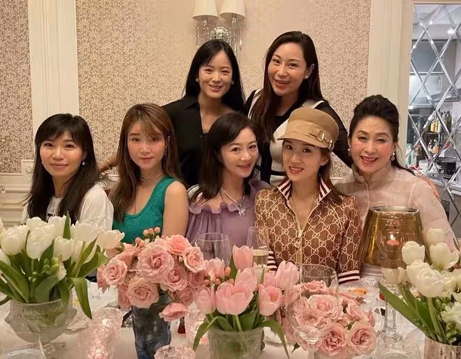 李念參加香港闊太聚會！腰間掛萬元包太時尚，呂良偉妻子大秀身材