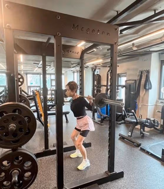 S.E.S女團成員賭博欠債7.9億韓元,如今賣慘健身一個月一百塊