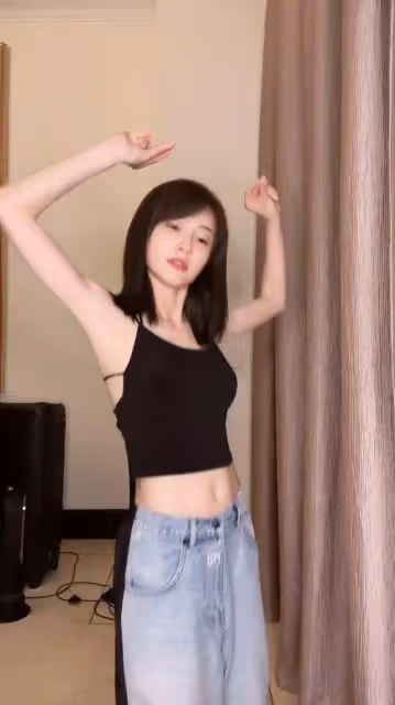 TVB視後大曬舞技!性感小背心造型顯露好身材,凡爾賽發言引圍觀