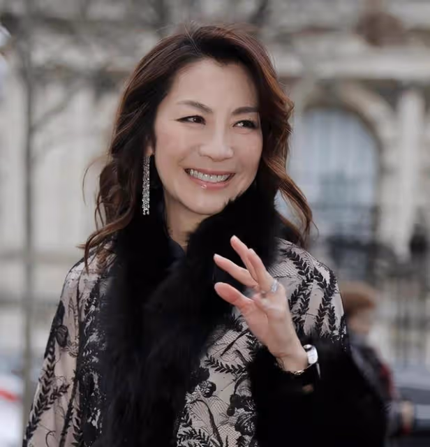 楊紫瓊確診康復後現身!與77歲未婚夫秀恩愛,訂婚多年仍未結婚