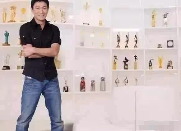 劉德華的豪宅堪比高級酒店,「金碧輝煌」不誇張,收藏室裡有一牆的榮譽