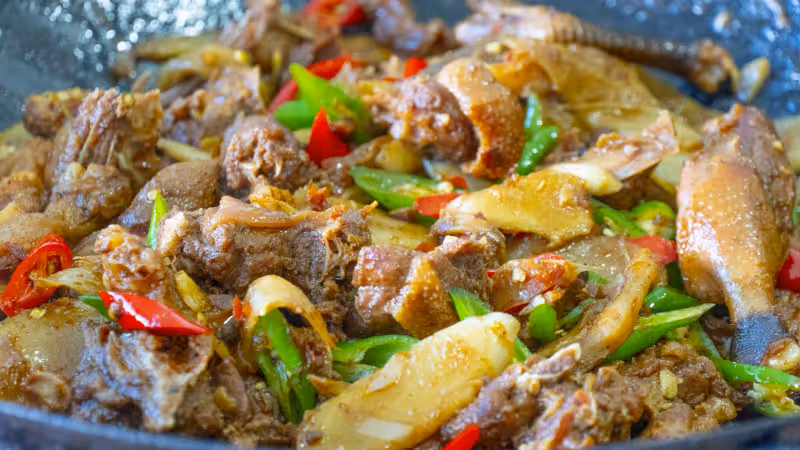 鴨肉這樣吃才爽，農家味道「仔薑啤酒鴨」，干香四溢，出鍋搶著吃