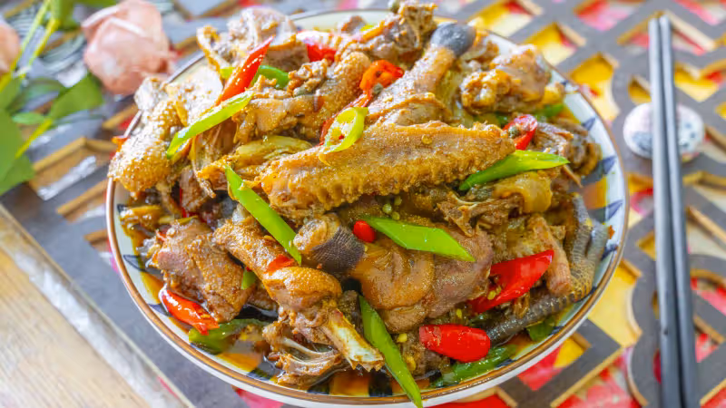 鴨肉這樣吃才爽，農家味道「仔薑啤酒鴨」，干香四溢，出鍋搶著吃
