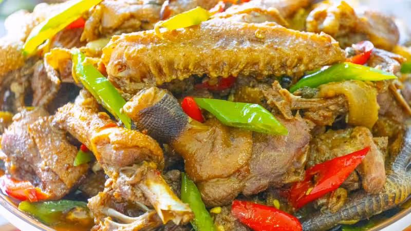 鴨肉這樣吃才爽，農家味道「仔薑啤酒鴨」，干香四溢，出鍋搶著吃