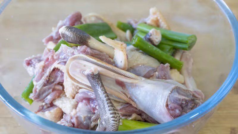 鴨肉這樣吃才爽，農家味道「仔薑啤酒鴨」，干香四溢，出鍋搶著吃