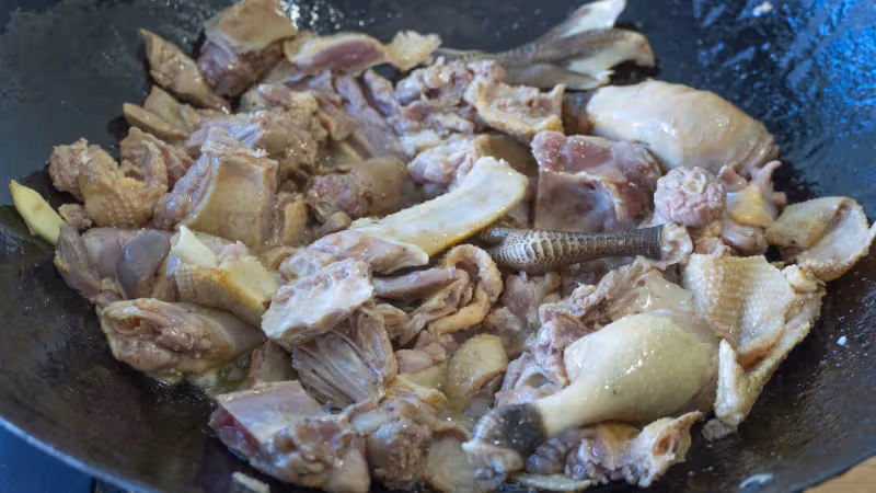 鴨肉這樣吃才爽，農家味道「仔薑啤酒鴨」，干香四溢，出鍋搶著吃