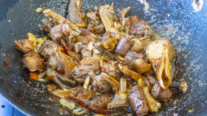 鴨肉這樣吃才爽，農家味道「仔薑啤酒鴨」，干香四溢，出鍋搶著吃