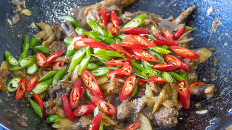 鴨肉這樣吃才爽，農家味道「仔薑啤酒鴨」，干香四溢，出鍋搶著吃