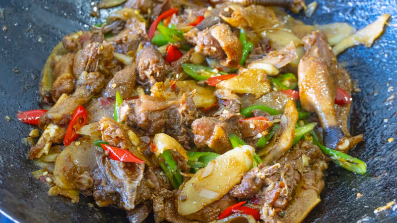 鴨肉這樣吃才爽，農家味道「仔薑啤酒鴨」，干香四溢，出鍋搶著吃