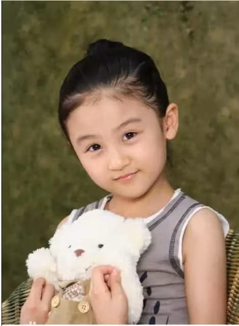 6歲就被成龍抱著上春晚，後來因長相被罵「最醜童星」，17歲回國美到認不出！