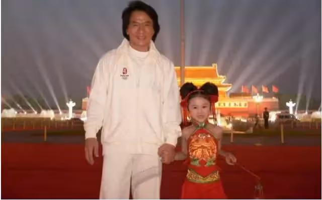 6歲就被成龍抱著上春晚，後來因長相被罵「最醜童星」，17歲回國美到認不出！