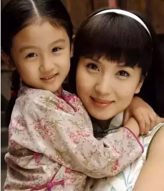 6歲就被成龍抱著上春晚，後來因長相被罵「最醜童星」，17歲回國美到認不出！