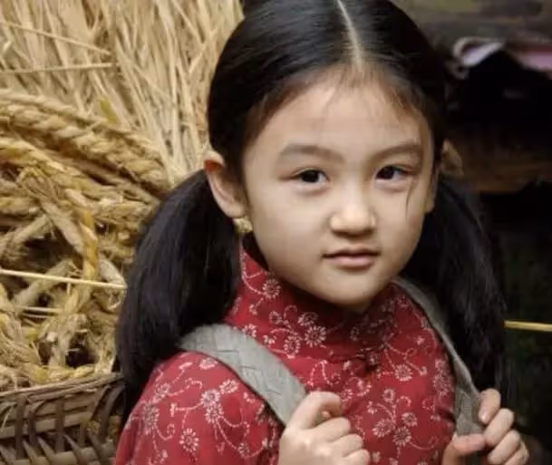 6歲就被成龍抱著上春晚，後來因長相被罵「最醜童星」，17歲回國美到認不出！