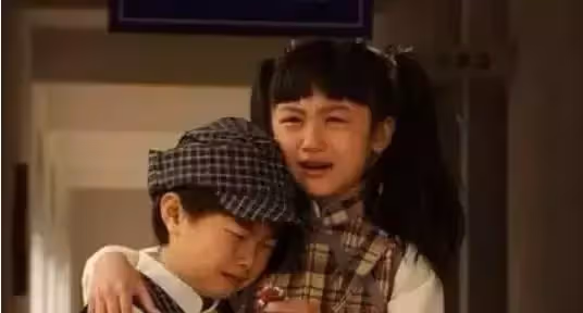 6歲就被成龍抱著上春晚，後來因長相被罵「最醜童星」，17歲回國美到認不出！