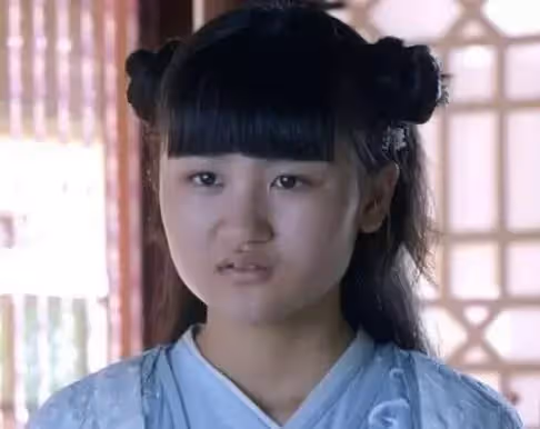 6歲就被成龍抱著上春晚，後來因長相被罵「最醜童星」，17歲回國美到認不出！