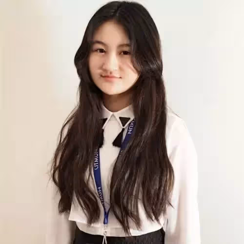 6歲就被成龍抱著上春晚，後來因長相被罵「最醜童星」，17歲回國美到認不出！