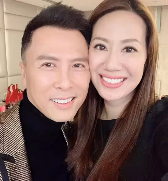 看不出60歲！甄子丹曬全家福「岳母比老婆還辣」　她一身高衩禮服「秀出逆天長腿」❤