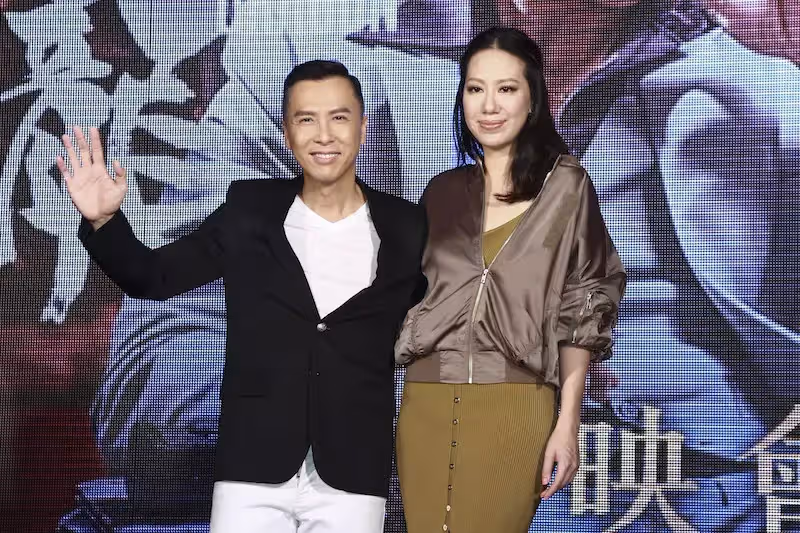 看不出60歲！甄子丹曬全家福「岳母比老婆還辣」　她一身高衩禮服「秀出逆天長腿」❤