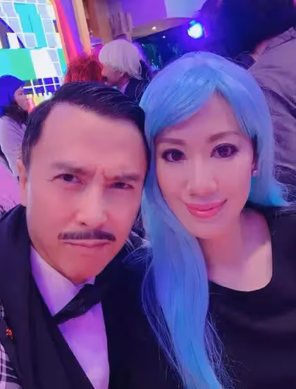 看不出60歲！甄子丹曬全家福「岳母比老婆還辣」　她一身高衩禮服「秀出逆天長腿」❤
