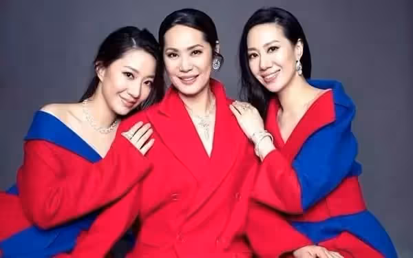 看不出60歲！甄子丹曬全家福「岳母比老婆還辣」　她一身高衩禮服「秀出逆天長腿」❤
