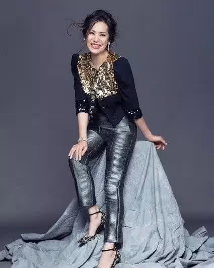 看不出60歲！甄子丹曬全家福「岳母比老婆還辣」　她一身高衩禮服「秀出逆天長腿」❤