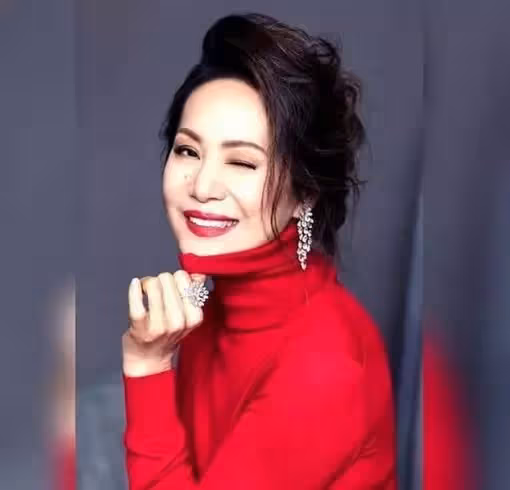 看不出60歲！甄子丹曬全家福「岳母比老婆還辣」　她一身高衩禮服「秀出逆天長腿」❤