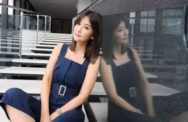 由姑姑養大，本土女星國小畢業就工作，賺錢32年嘆沒出息，終於有能力買孝親房給姑姑，含淚報恩