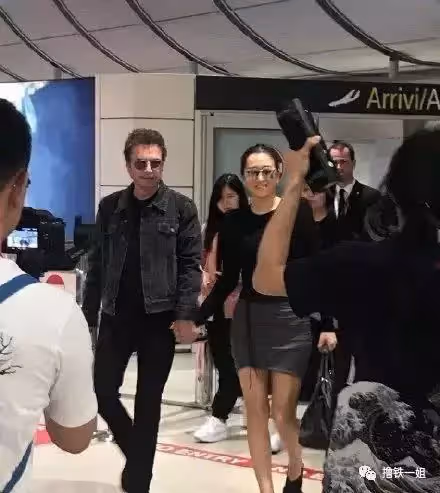 54歲的鞏俐身材登熱搜！和71歲老公出街，氣場堪比走紅毯：不愧是鞏皇！