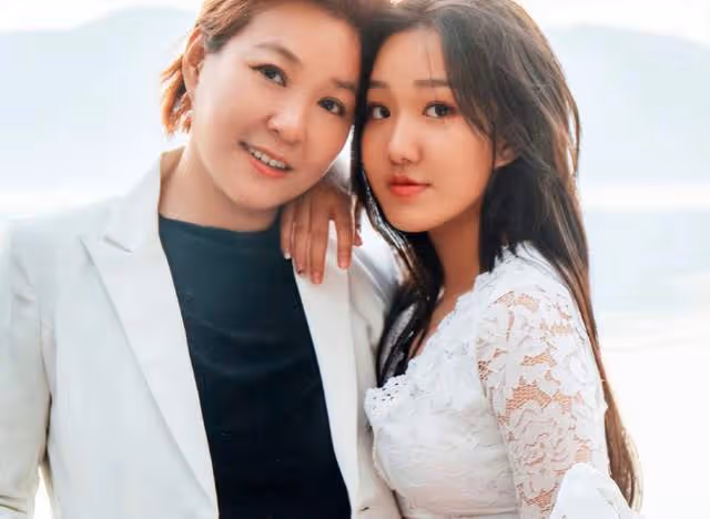 主持人李靜女兒罕曬照!身材豐腴腰間贅肉搶眼,即將入讀世界名校