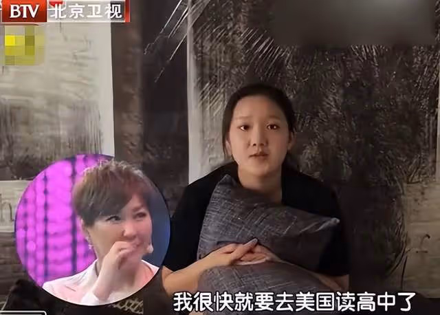 主持人李靜女兒罕曬照!身材豐腴腰間贅肉搶眼,即將入讀世界名校