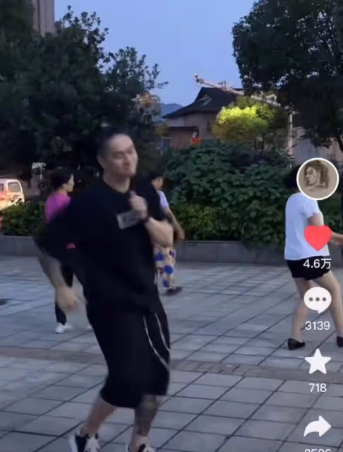 蔣勁夫今靠苦力活為生,和小區大媽們一塊跳廣場舞,性格溫順太多