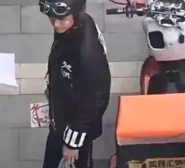 蔣勁夫今靠苦力活為生,和小區大媽們一塊跳廣場舞,性格溫順太多